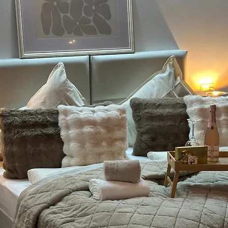 Familienfreundliche 10 Min Zu Fuss Von Legoland Entfernt,80 M2 Stilvolle In Einer Mit Grossen Garten, Fuer Den Ersten Fruehstueck Gefuellten Kuehlschrank,whirlpool, Privater Waldstueck Und Wunderschoener Terrasse Im Koetz, My Luxu Kleinkötz